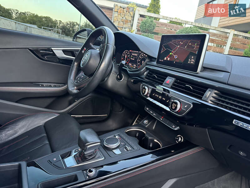Седан Audi A4 2018 в Стрию