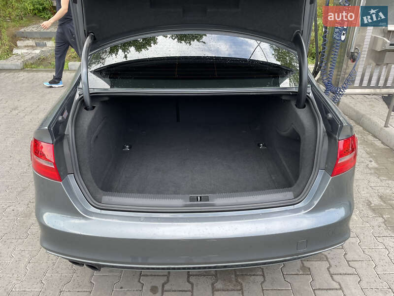 Седан Audi A4 2015 в Львові