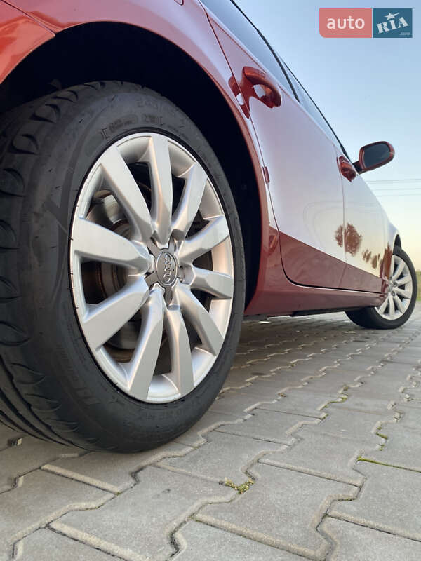Седан Audi A4 2012 в Горохове