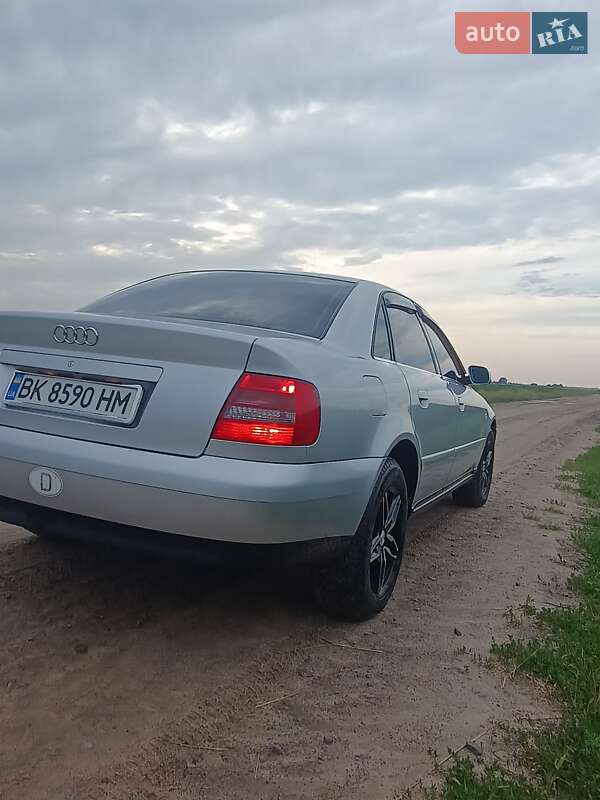 Седан Audi A4 1999 в Сарнах