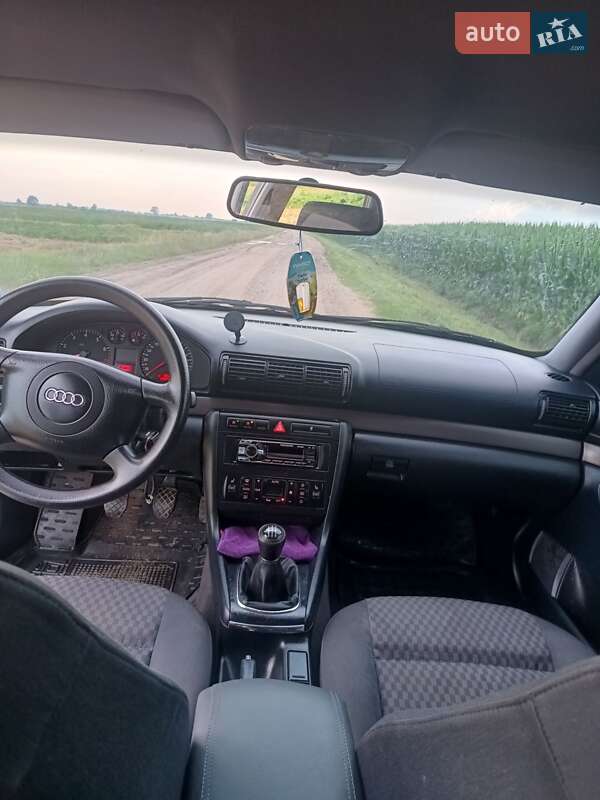 Седан Audi A4 1999 в Сарнах