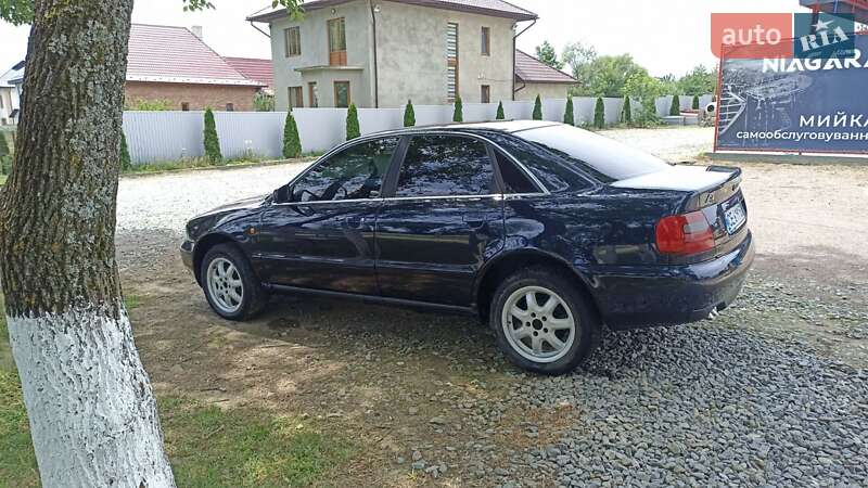 Седан Audi A4 1998 в Сторожинце