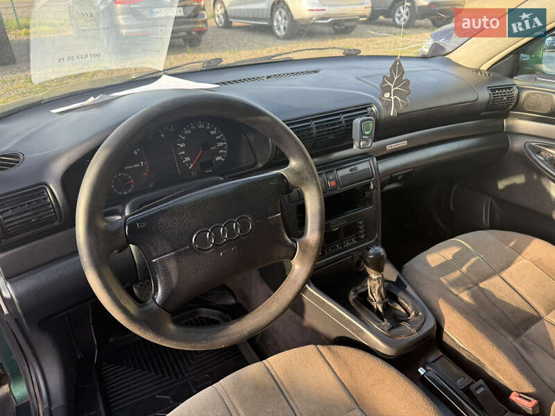 Седан Audi A4 1996 в Тячеві