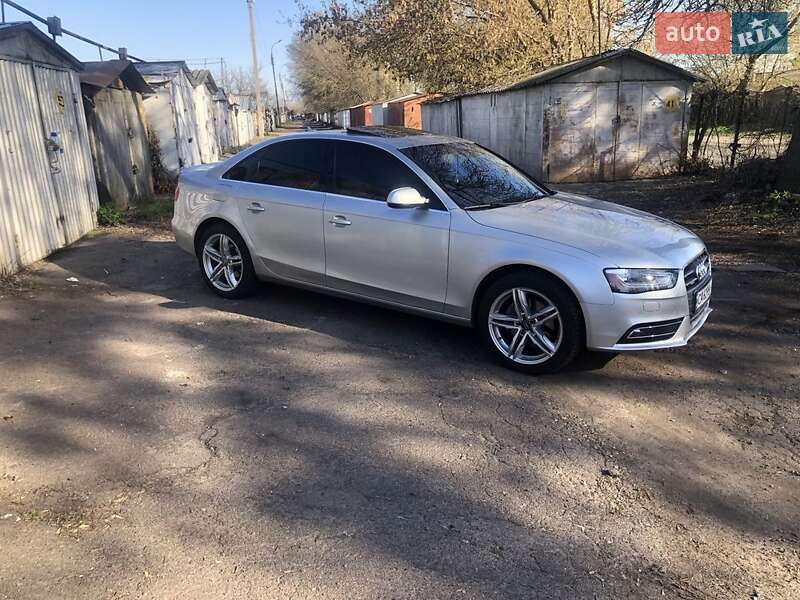 Седан Audi A4 2012 в 