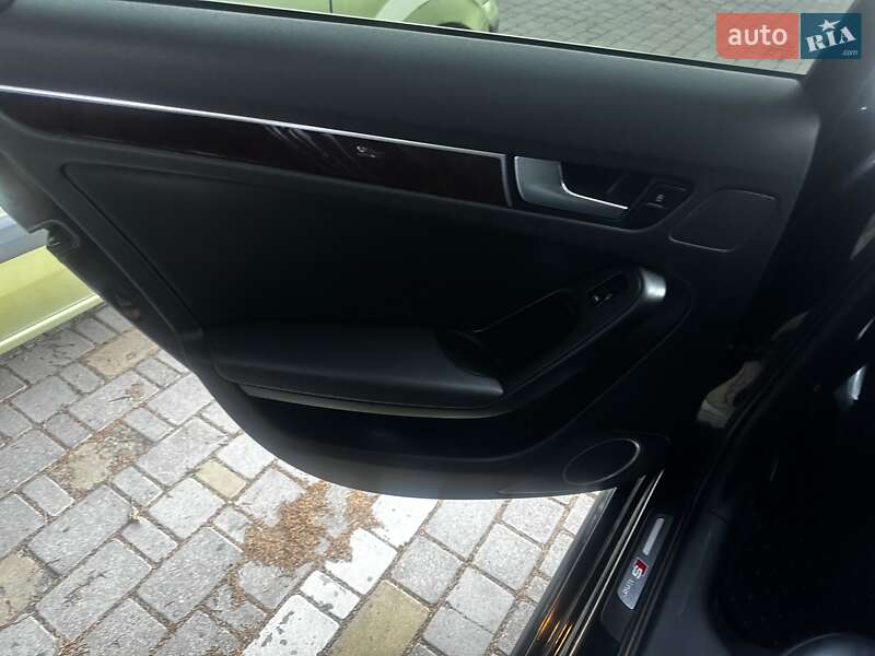 Седан Audi A4 2012 в Новгород-Сіверському