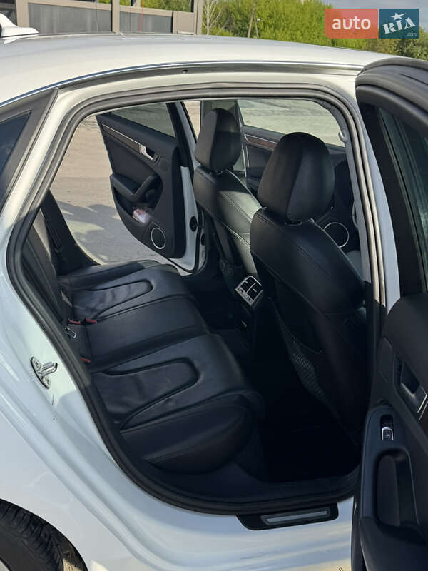 Седан Audi A4 2012 в Ровно