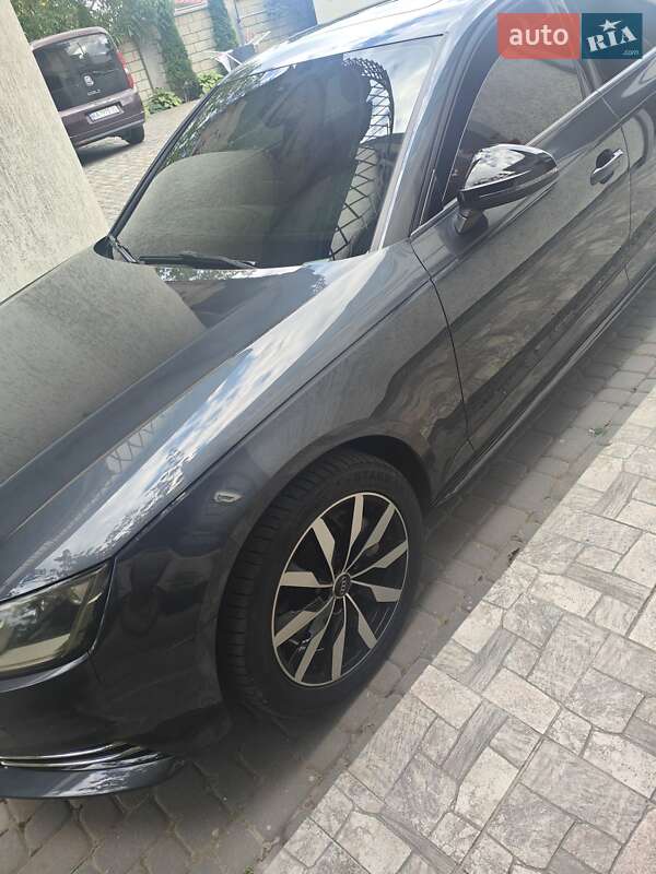 Седан Audi A4 2017 в Черновцах