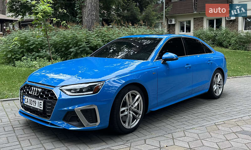 Седан Audi A4 2022 в 