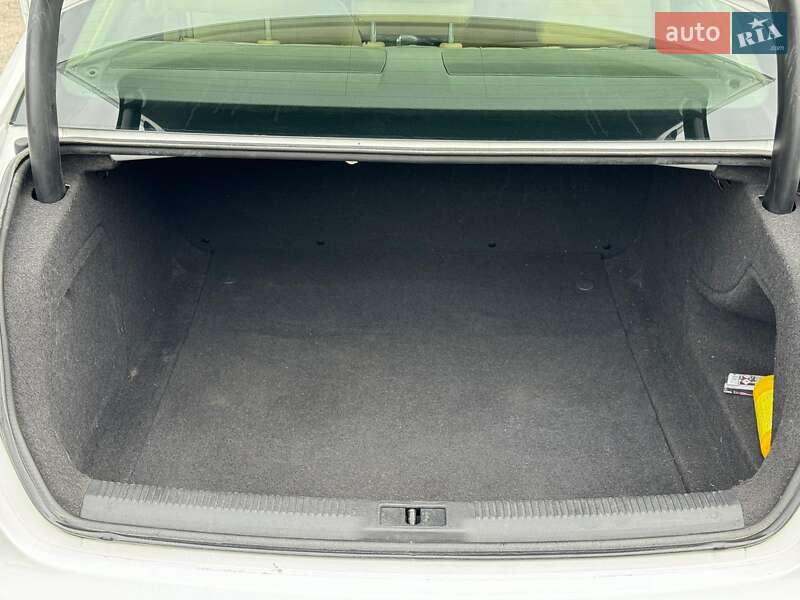 Седан Audi A4 2012 в Виннице