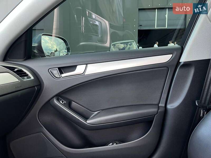 Седан Audi A4 2015 в Львове