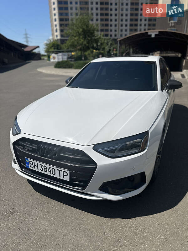 Седан Audi A4 2021 в 