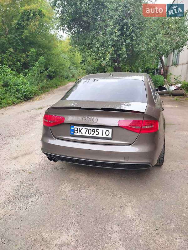 Седан Audi A4 2014 в Ровно