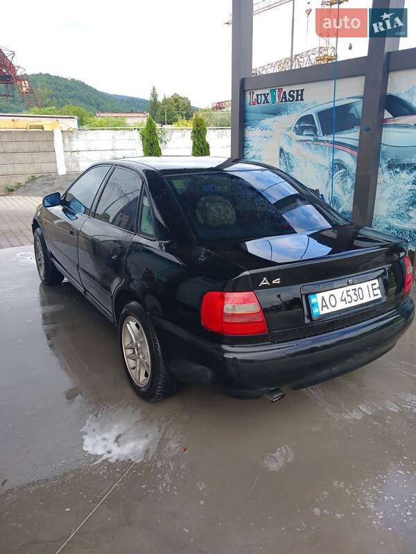 Седан Audi A4 1997 в Мукачево