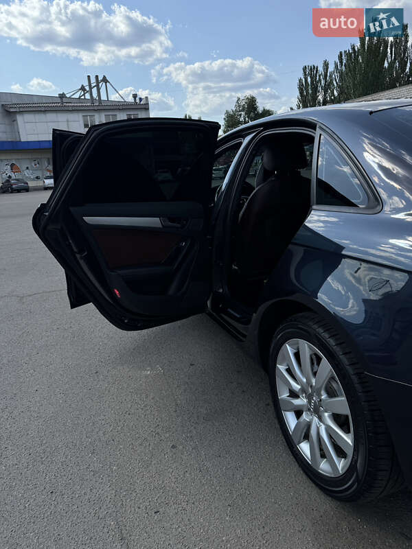 Седан Audi A4 2013 в Кривом Роге