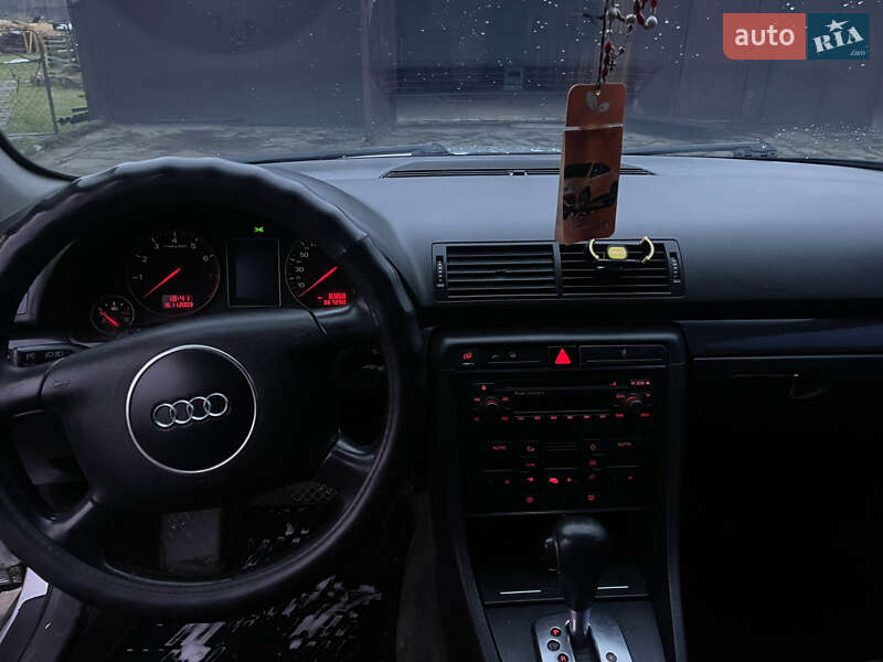 Седан Audi A4 2004 в Микуличине