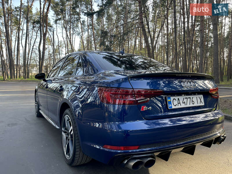 Седан Audi A4 2017 в Киеве