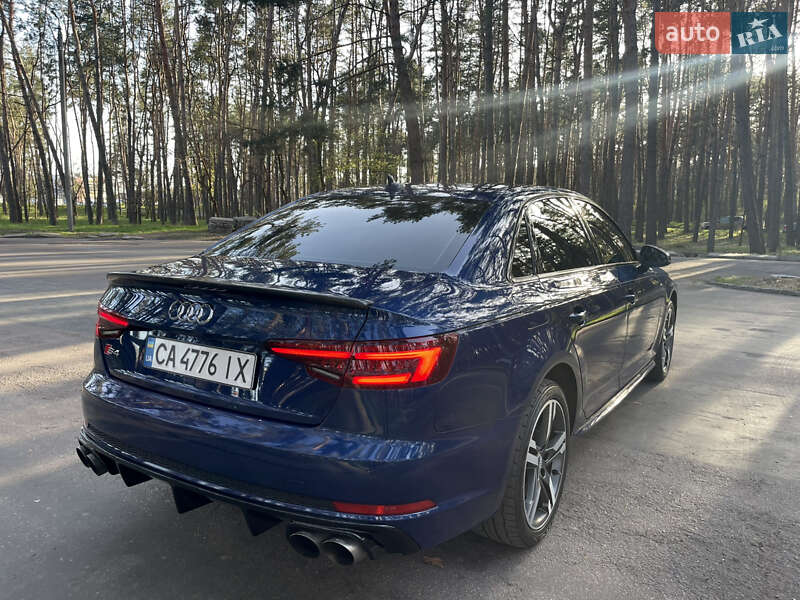 Седан Audi A4 2017 в Киеве