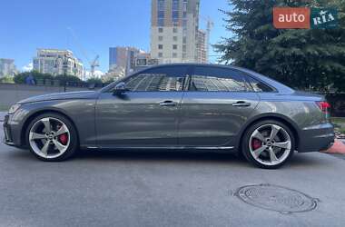 Седан Audi A4 2022 в 