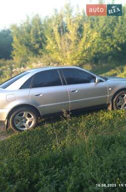 Седан Audi A4 2000 в 