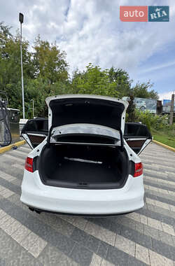 Седан Audi A4 2015 в 