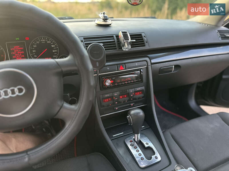 Седан Audi A4 2004 в Городке