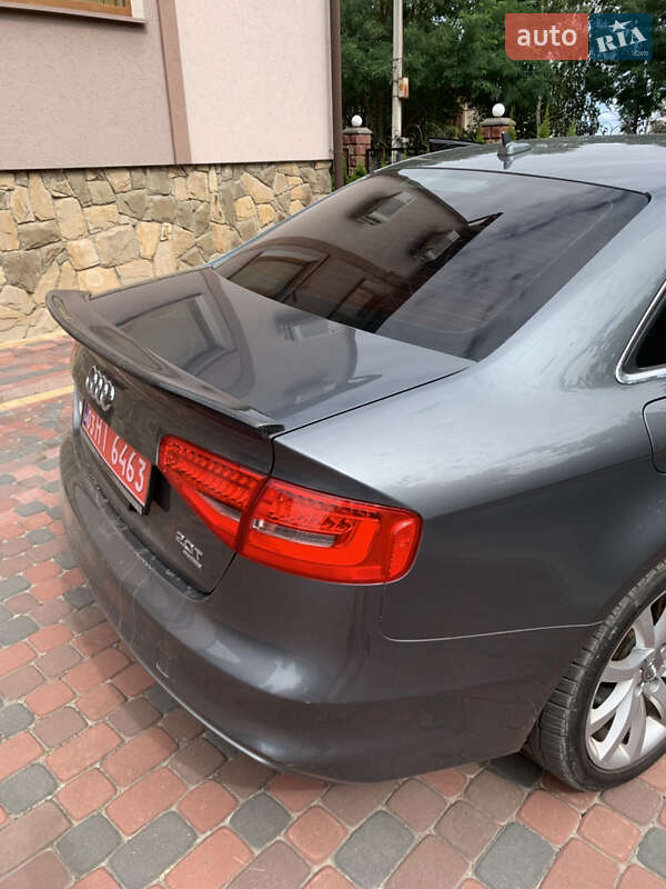 Седан Audi A4 2014 в Вараше