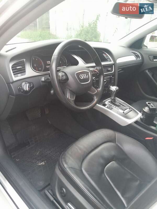 Седан Audi A4 2014 в Львове