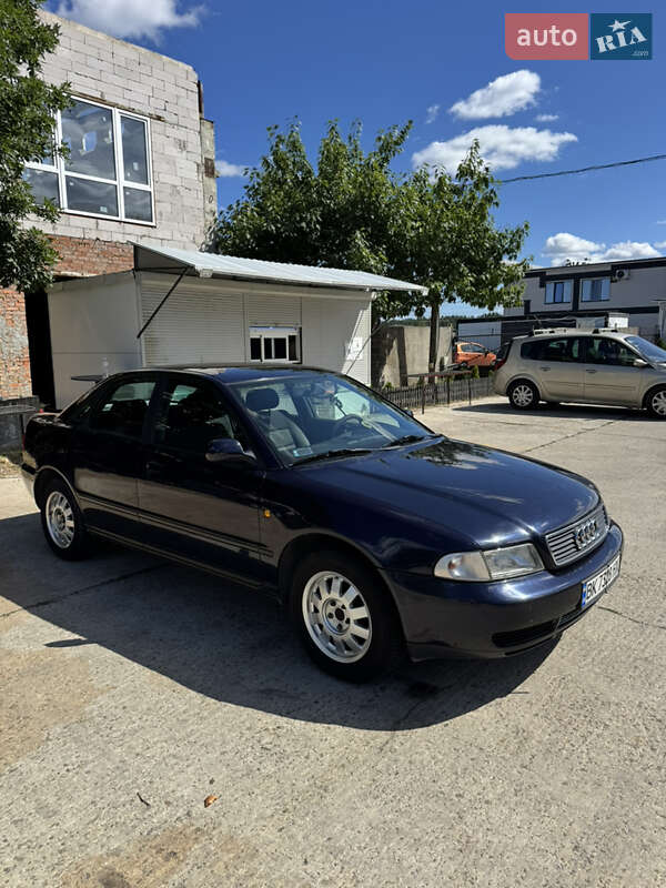 Седан Audi A4 1998 в Вараше
