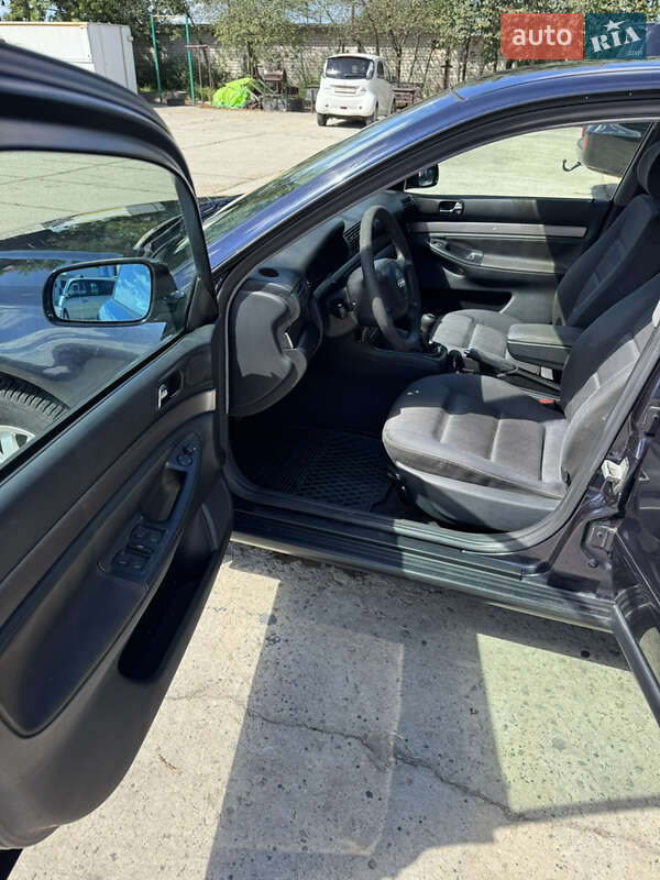 Седан Audi A4 1998 в Вараше