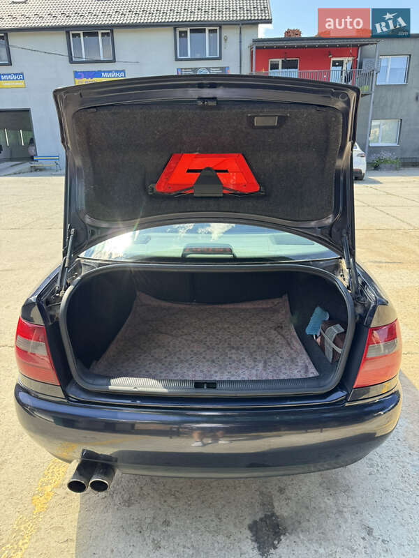 Седан Audi A4 1998 в Вараше