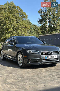 Седан Audi A4 2017 в 