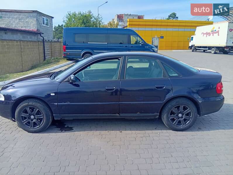 Седан Audi A4 1999 в Сарнах