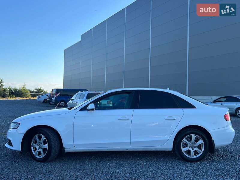 Седан Audi A4 2010 в Львове