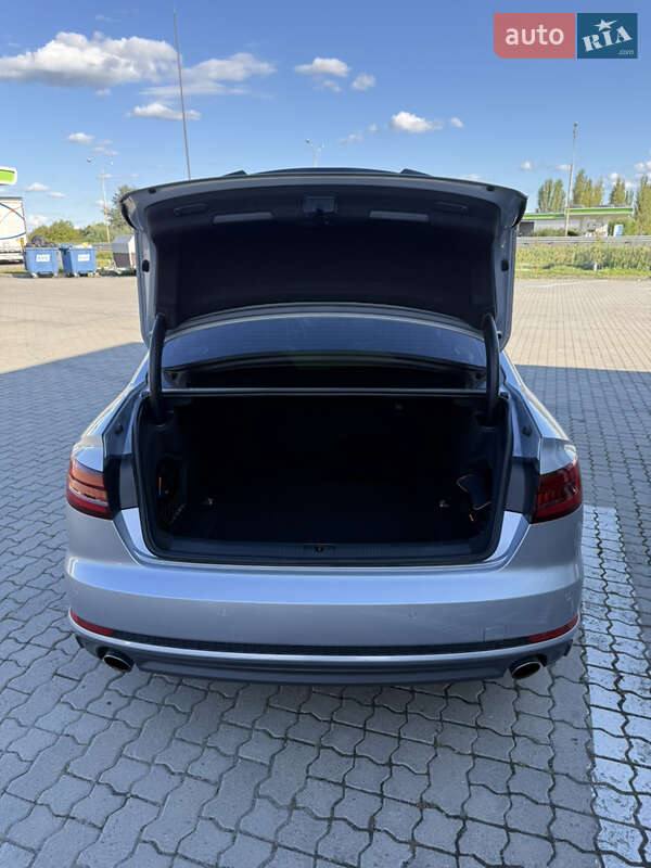 Седан Audi A4 2018 в Ужгороде