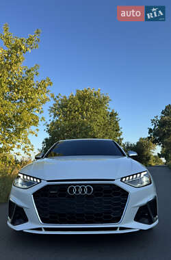 Седан Audi A4 2022 в 