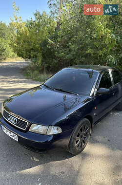 Седан Audi A4 1995 в Роздільній