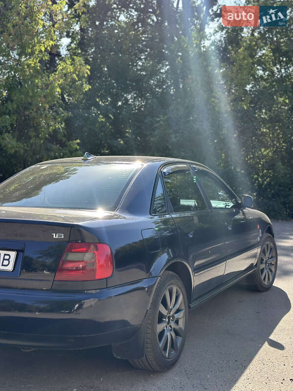 Седан Audi A4 1995 в Раздельной