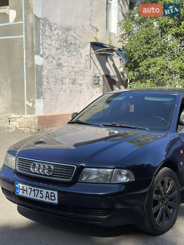 Седан Audi A4 1995 в Раздельной