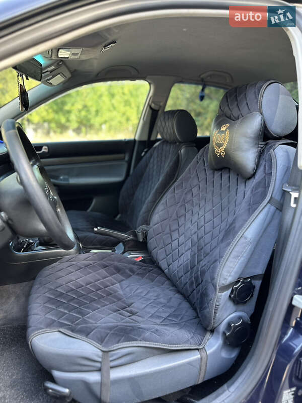 Седан Audi A4 1995 в Раздельной