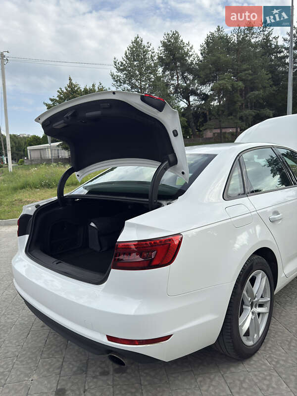 Седан Audi A4 2017 в Львове