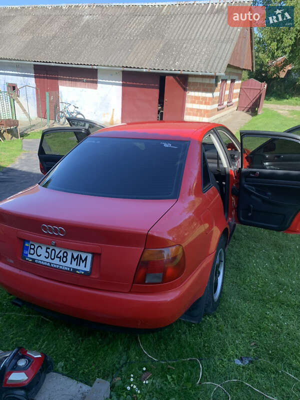 Седан Audi A4 1995 в Бобрке