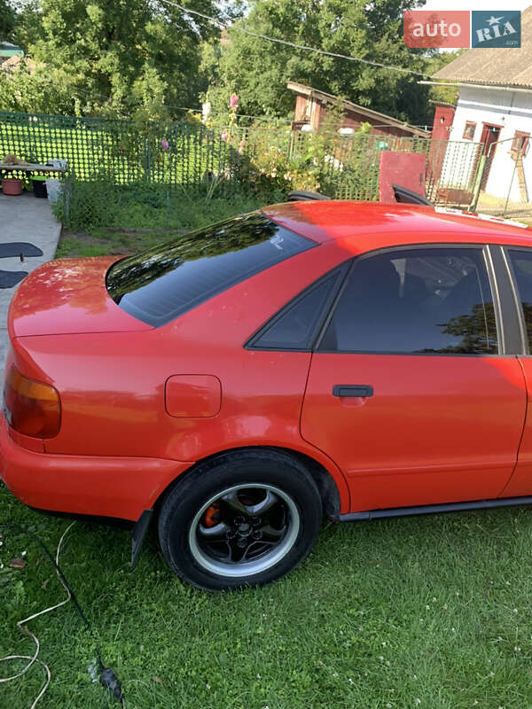 Седан Audi A4 1995 в Бобрке