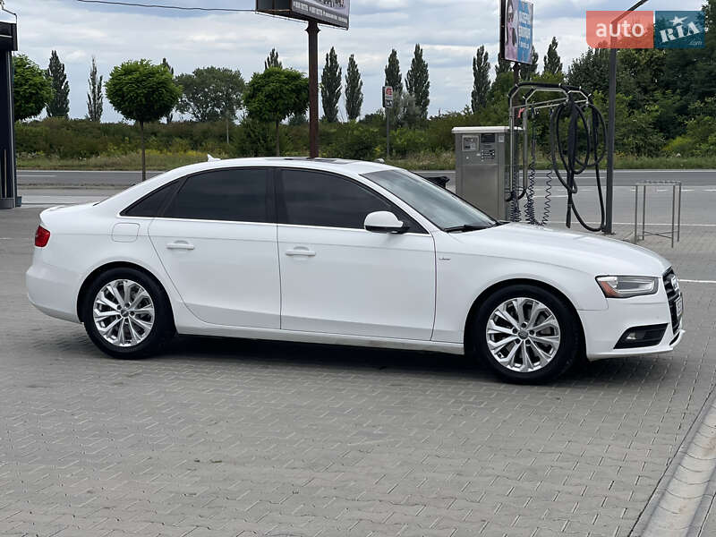 Седан Audi A4 2012 в Чернівцях