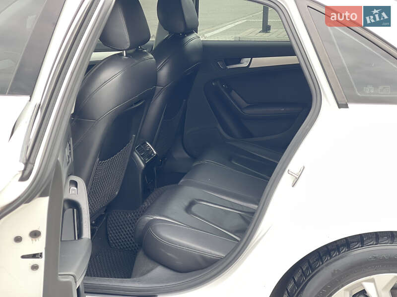 Седан Audi A4 2012 в Чернівцях