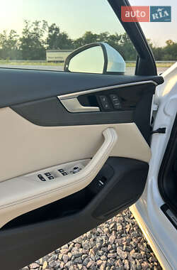 Седан Audi A4 2022 в 