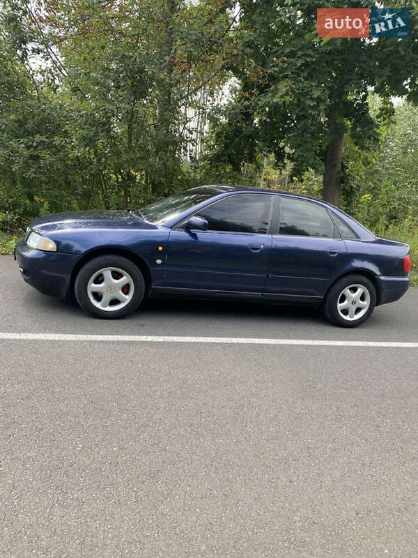 Седан Audi A4 1996 в Яворове