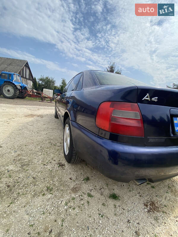 Седан Audi A4 1996 в Яворове