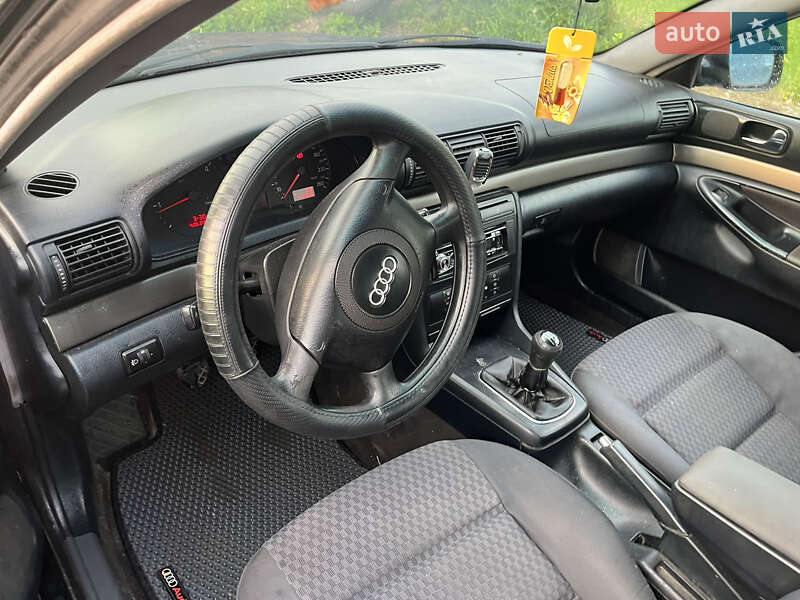 Седан Audi A4 2000 в Турке