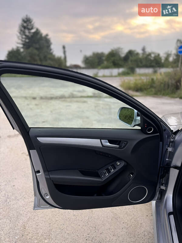 Седан Audi A4 2015 в Самборі