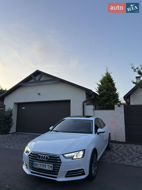 Седан Audi A4 2015 в 